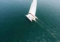foto aerea di trimarano  naviga a vela